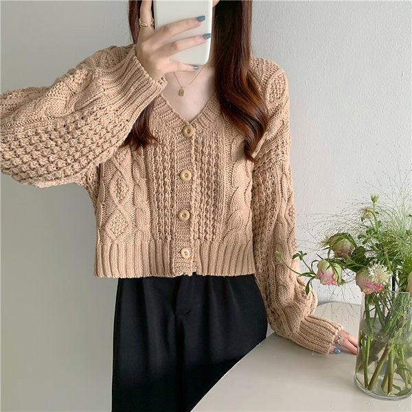 Naiste spitsikaelus ja nööpidega tavaline kampsun