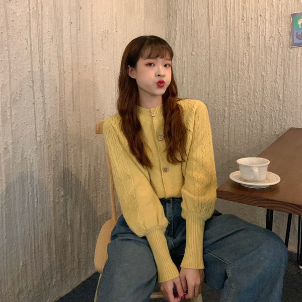 Női mellény ovális nyakkivágással és gombokkal