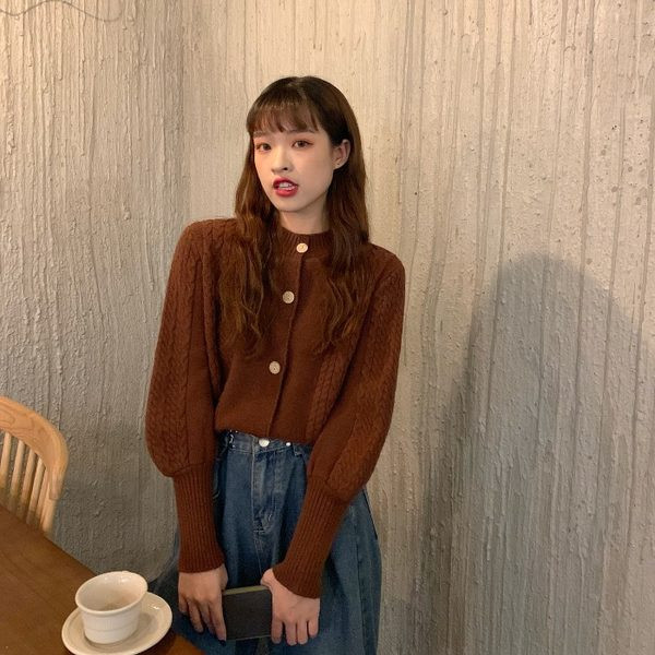 Női mellény ovális nyakkivágással és gombokkal