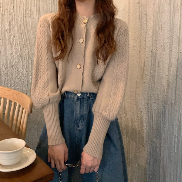 Női mellény ovális nyakkivágással és gombokkal