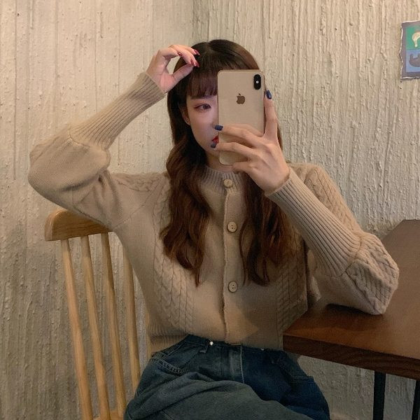 Női mellény ovális nyakkivágással és gombokkal