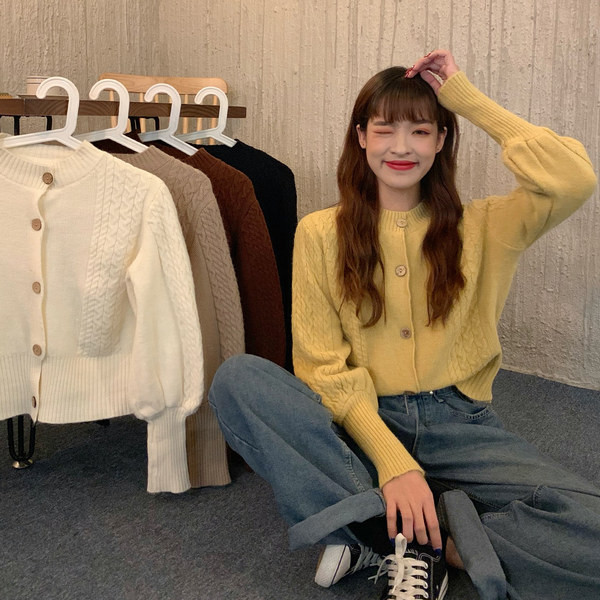 Női mellény ovális nyakkivágással és gombokkal