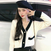 Stílusos női rövid kardigán gombokkal és zsebekkel