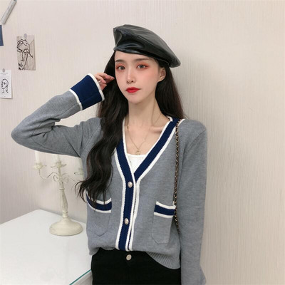 Stílusos női rövid kardigán gombokkal és zsebekkel