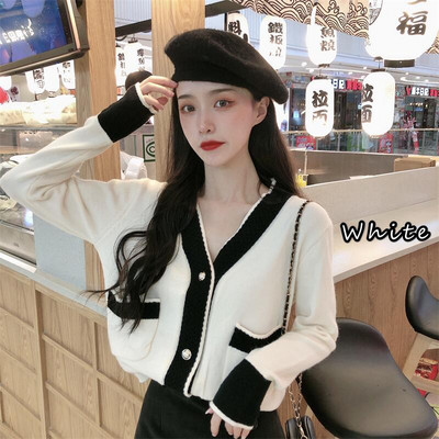 Stílusos női rövid kardigán gombokkal és zsebekkel