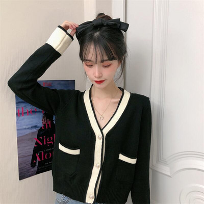 Stílusos női rövid kardigán gombokkal és zsebekkel