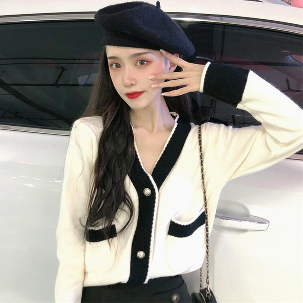 Stílusos női rövid kardigán gombokkal és zsebekkel