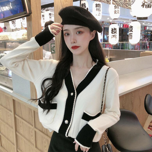 Stílusos női rövid kardigán gombokkal és zsebekkel