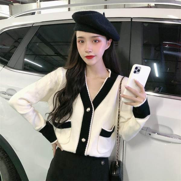 Stílusos női rövid kardigán gombokkal és zsebekkel