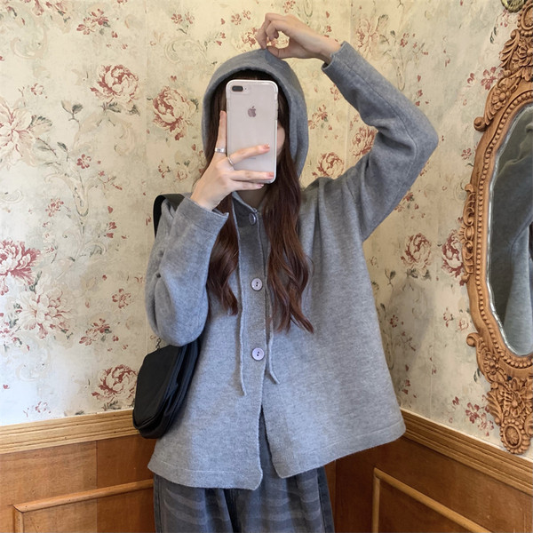 Naiste kardiganist lihtne mudel kapuutsi ja lipsudega