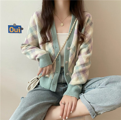 Naiste ruuduline vest nööpide ja spitsikaelusega