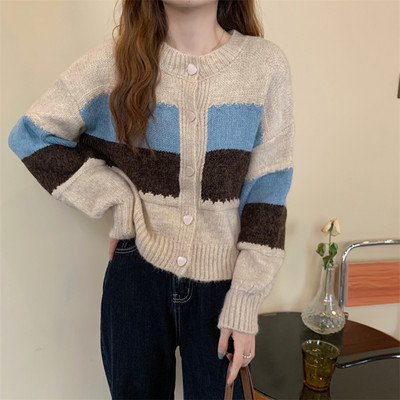 Vestă modernă cu decolteu rotund și nasturi