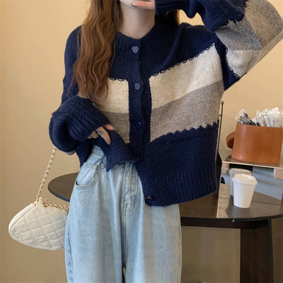 Vestă modernă cu decolteu rotund și nasturi