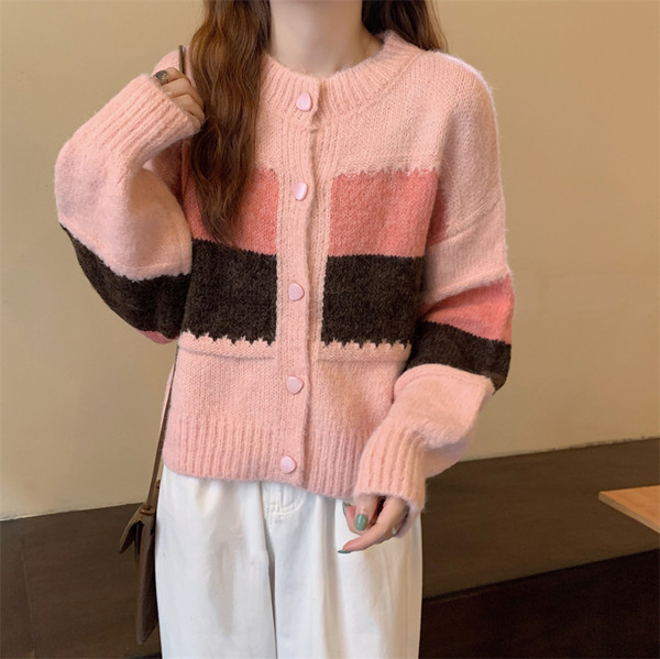 Vestă modernă cu decolteu rotund și nasturi