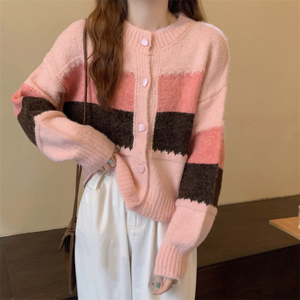 Vestă modernă cu decolteu rotund și nasturi