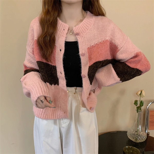 Vestă modernă cu decolteu rotund și nasturi