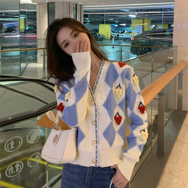 Moodne naiste vest 3D-elementide ja spits-kaelusega