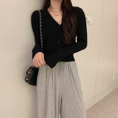 Sima női kardigán modell gombokkal és spitz nyakkivágással