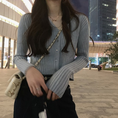 Sima női kardigán modell gombokkal és spitz nyakkivágással