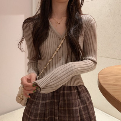 Sima női kardigán modell gombokkal és spitz nyakkivágással