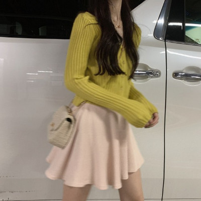 Sima női kardigán modell gombokkal és spitz nyakkivágással