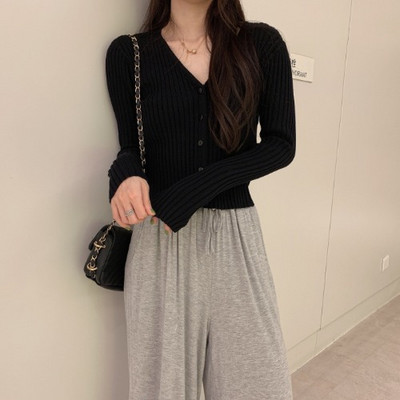 Sima női kardigán modell gombokkal és spitz nyakkivágással