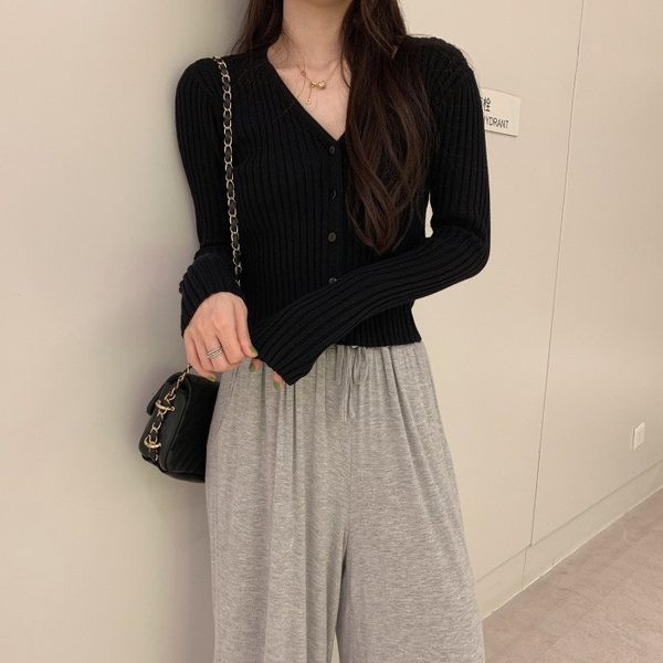 Sima női kardigán modell gombokkal és spitz nyakkivágással