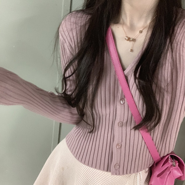 Sima női kardigán modell gombokkal és spitz nyakkivágással