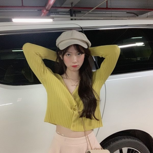 Sima női kardigán modell gombokkal és spitz nyakkivágással