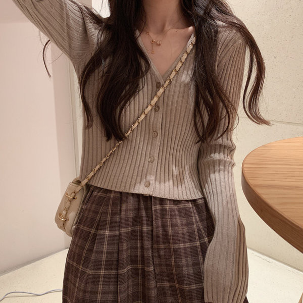 Sima női kardigán modell gombokkal és spitz nyakkivágással