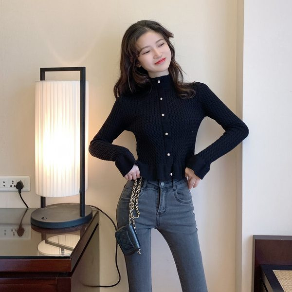 Naiste moodne nööpide ja kõrge kraega vest