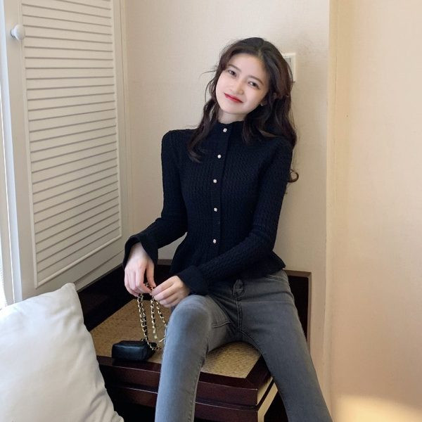 Naiste moodne nööpide ja kõrge kraega vest