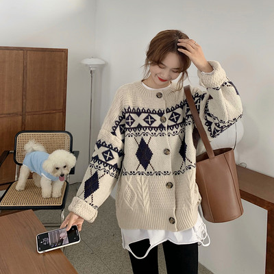 Moteriškas modernus megztinis su raštu ir ovalia iškirpte