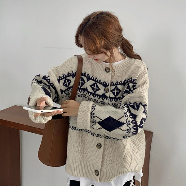 Moteriškas modernus megztinis su raštu ir ovalia iškirpte