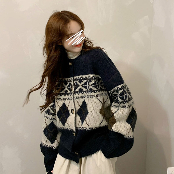 Moteriškas modernus megztinis su raštu ir ovalia iškirpte