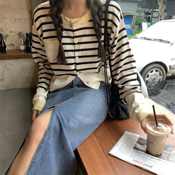 Vesta casual dama in dungi cu decolteu rotund