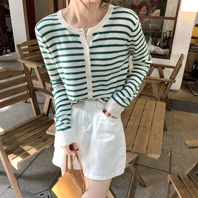 Moodne naiste triibuline vest nööpide ja ovaalse kaelusega