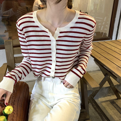 Moodne naiste triibuline vest nööpide ja ovaalse kaelusega