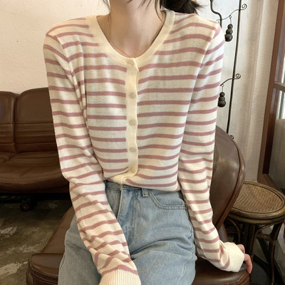 Moodne naiste triibuline vest nööpide ja ovaalse kaelusega