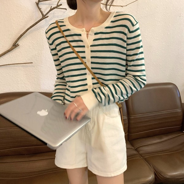 Moodne naiste triibuline vest nööpide ja ovaalse kaelusega