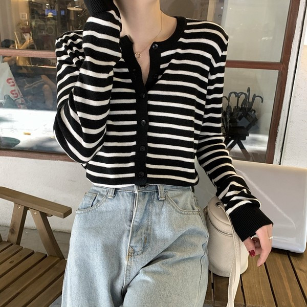 Moodne naiste triibuline vest nööpide ja ovaalse kaelusega