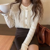 Stiilne naiste vest nööpide ja ümara kaelusega