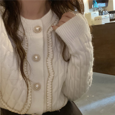 Stiilne naiste vest nööpide ja ümara kaelusega