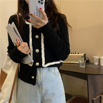 Stiilne naiste vest nööpide ja ümara kaelusega