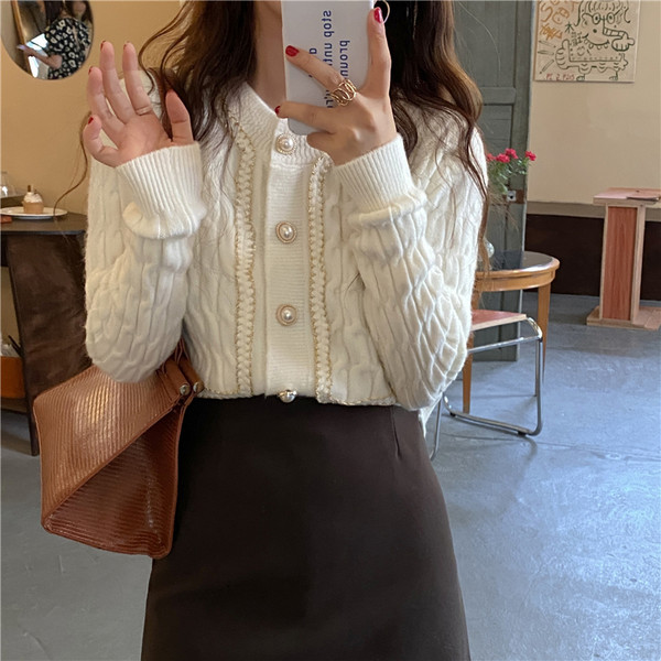 Stiilne naiste vest nööpide ja ümara kaelusega