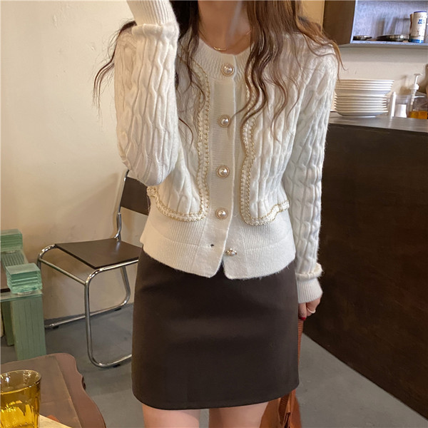 Stiilne naiste vest nööpide ja ümara kaelusega