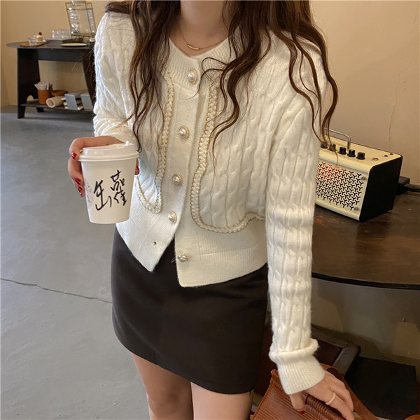 Stiilne naiste vest nööpide ja ümara kaelusega