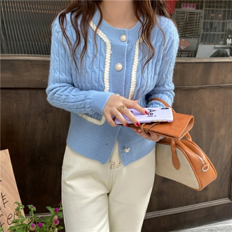 Stiilne naiste vest nööpide ja ümara kaelusega