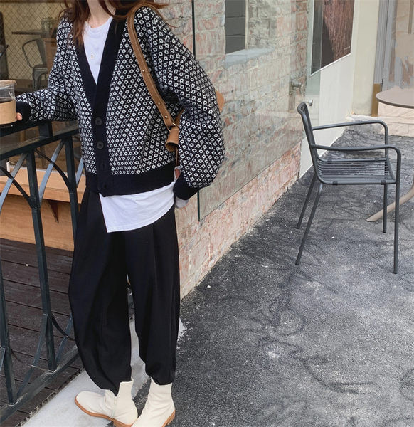 Kaasaegne naiste kardigan laia spitsikaelusega mudel