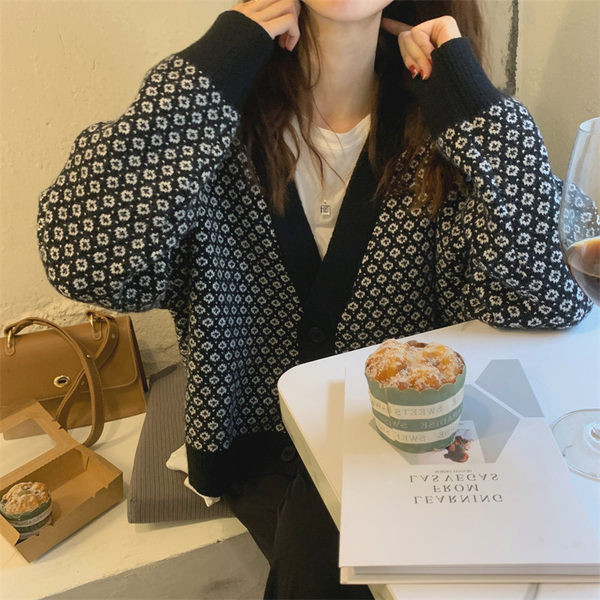 Kaasaegne naiste kardigan laia spitsikaelusega mudel